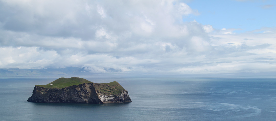 Eine Insel der Heimaey Inseln bei Island