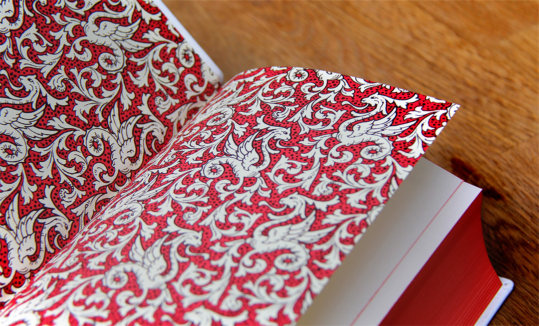 Als Vorsatzpapier brilliert ein wunderschönes, rotes Drachenmuster.